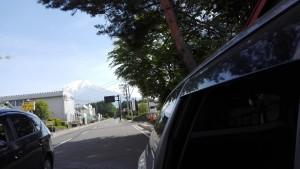 浅間神社横から富士山を見上げる