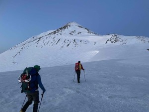 シッケイノ頭の雪原を歩く