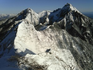 参考まで(昨年2014年12月30日の権現山頂からの写真) 着雪量がまったく違います